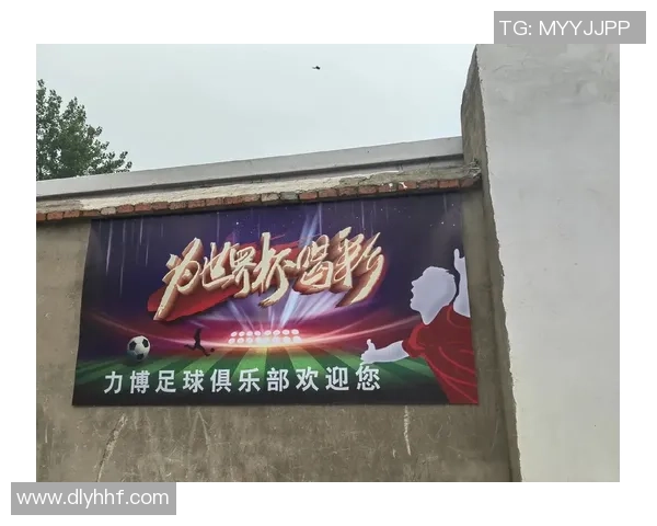 在绿茵场上尽情挥洒青春激情踩足球转圈感受运动的魅力与乐趣